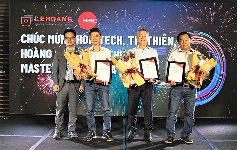 Từ trái qua, ông James và 3 Master Dearler (Homitech, Thi Thiên, Hoàng Anh)