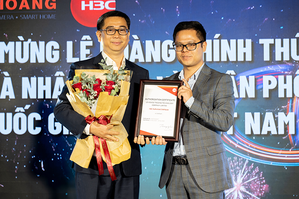 Ông James Xu trao chứng nhận NPP cấp quốc gia H3C Tại Việt Nam cho Lê Hoàng CCTV