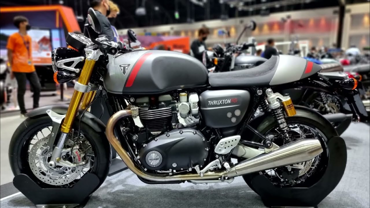 4.&nbsp;Triumph Thruxton 1200 RS có phong cách cổ điển kiểu xe cafe racer, hiệu suất và chất lượng vô cùng đáng tin cậy. Xe trang bị&nbsp;phuộc treo Showa, hệ thống giảm xóc Ohlins và phanh đĩa Brembo. Động cơ của dòng xe này mạnh mẽ cho công suất tối đa 103 mã lực.&nbsp;