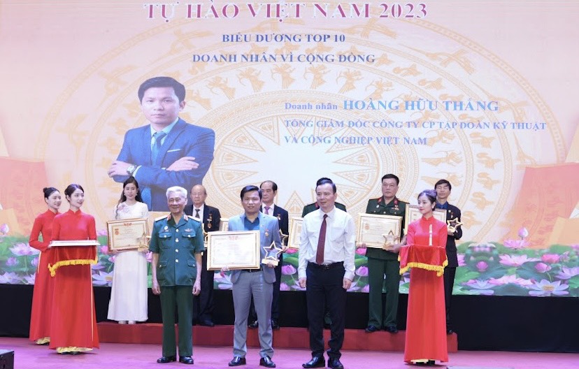 Anh Hoàng Hữu Thắng - Chủ tịch HĐQT Tập đoàn Intech vinh dự được trao giải thưởng danh giá "Doanh nhân vì cộng đồng”