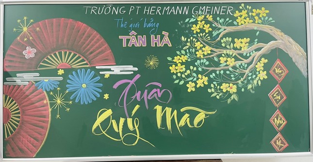 Thầy Hạnh vẽ trang trí bảng chúc mừng Năm mới.