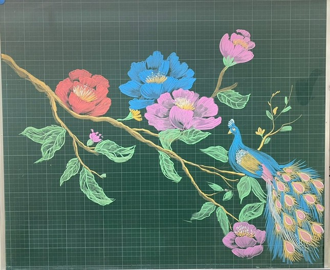 Tác phẩm chim công thể hiện khả năng vẽ trang trí bảng của thầy Hạnh.