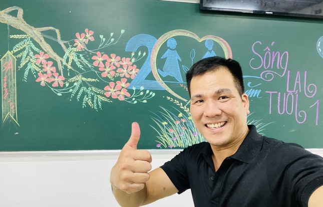 Thầy Nguyễn Trí Hạnh khiến nhiều người ngưỡng mộ bởi tài vẽ trang trí bảng.