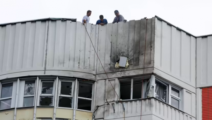 Một chung cư ở Moscow bị hư hại sau đợt không kích UAV ngày 30-5. Ảnh: REUTERS
