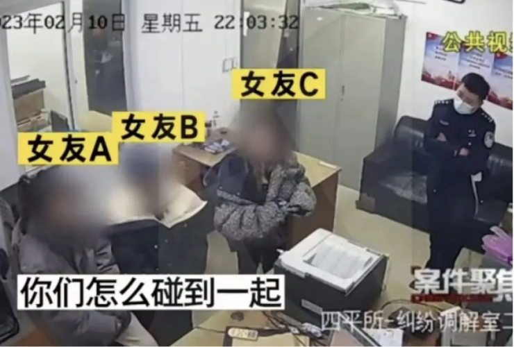 Ba người phụ nữ tại đồn cảnh sát. Ảnh: SCMP