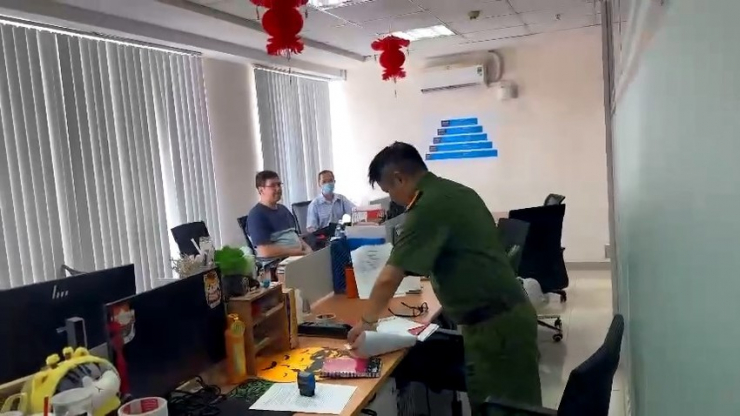 Công an thực hiện khám xét các địa điểm liên quan. Ảnh: CA