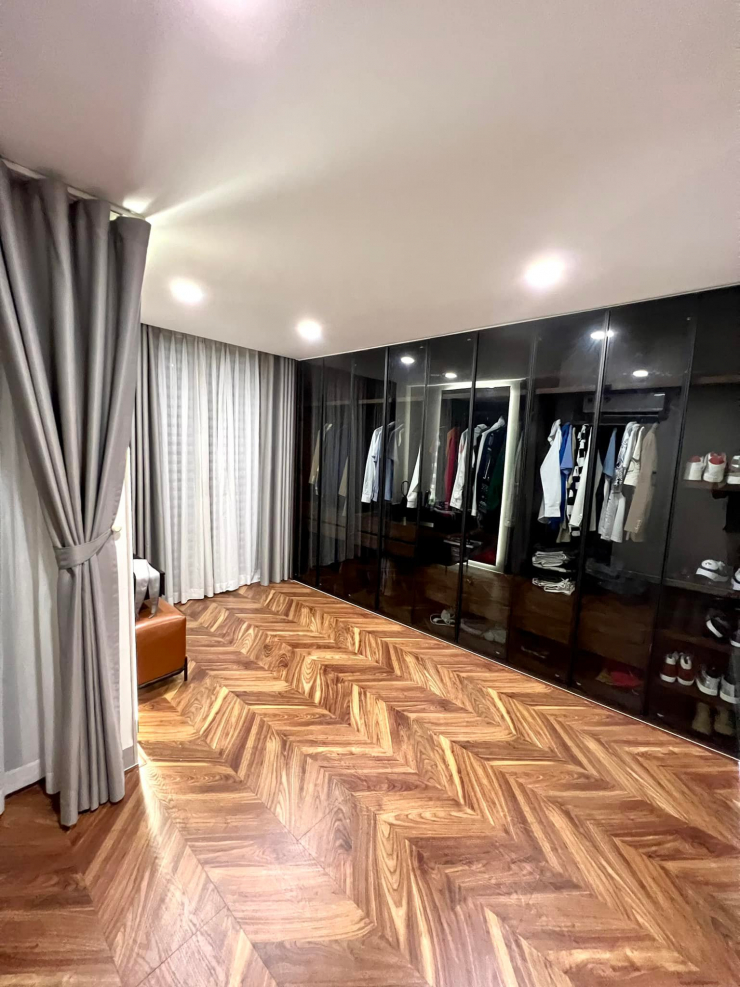 Kết hôn với bạn gái kém 17 tuổi, Hồ Quang Hiếu sống trong căn nhà 23 tỉ đồng đẹp như phim trường - 2