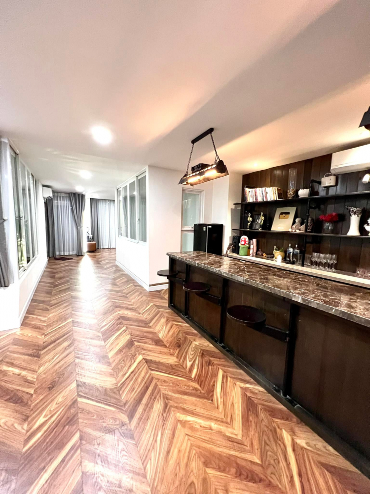 Kết hôn với bạn gái kém 17 tuổi, Hồ Quang Hiếu sống trong căn nhà 23 tỉ đồng đẹp như phim trường - 4