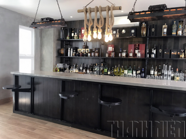 Kết hôn với bạn gái kém 17 tuổi, Hồ Quang Hiếu sống trong căn nhà 23 tỉ đồng đẹp như phim trường - 11