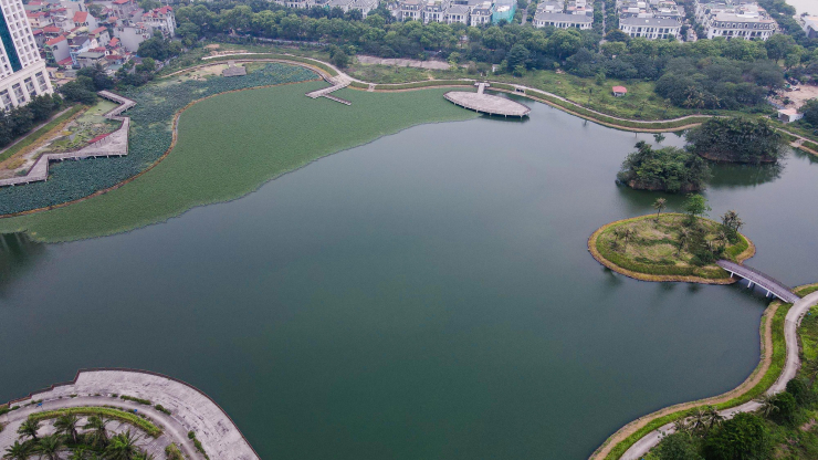 Dự án có tổng diện tích hơn 11,8 ha, trong đó, diện tích mặt hồ là 7,1 ha; diện tích cây xanh cảnh quan chiếm 4,8 ha; chiều dài bờ kè 1,075 m. Công viên gồm các khu chức năng chính như quảng trường, đảo golf, vườn hoa, mặt nước, bãi đỗ xe...
