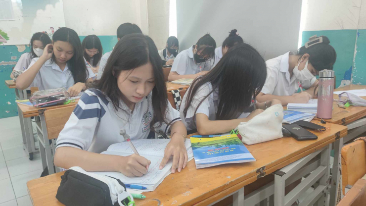 Học sinh Trường THCS Nguyễn Du (quận 1) đang ôn thi cho kỳ thi tuyển sinh lớp 10