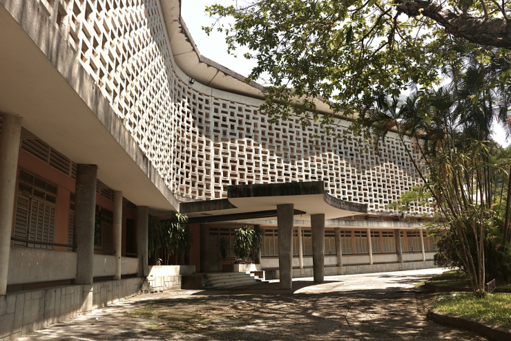 Đặc biệt ở những hành lang có những bức tường vàng đục lỗ, khi có ánh nắng xuyên qua sẽ giống như đi qua một hành lang nghệ thuật huyền bí. Ngôi trường tồn tại hơn 6 thập kỉ này là tác phẩm do Kiến trúc sư Ngô Viết Thụ thiết kế. (Ảnh: Thiên Chương)