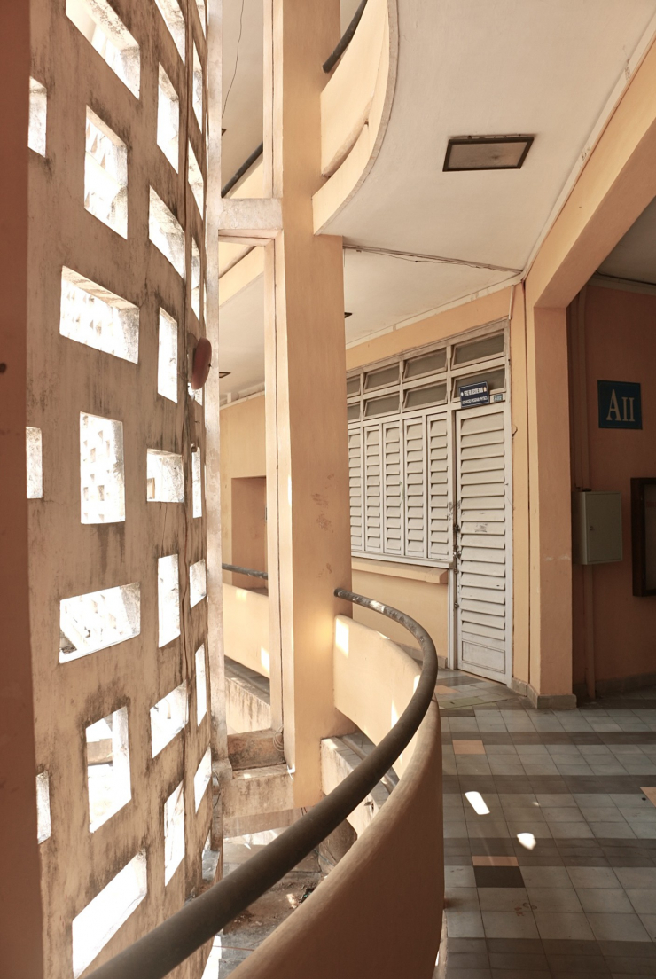 Nơi đây càng trở nên thu hút du khách sau khi được chọn làm bối cảnh chính của trường Trung học Kiểu Mẫu trong "Mắt biếc" , bộ phim nổi tiếng của đạo diễn Victor Vũ. (Ảnh: Thiên Chương)