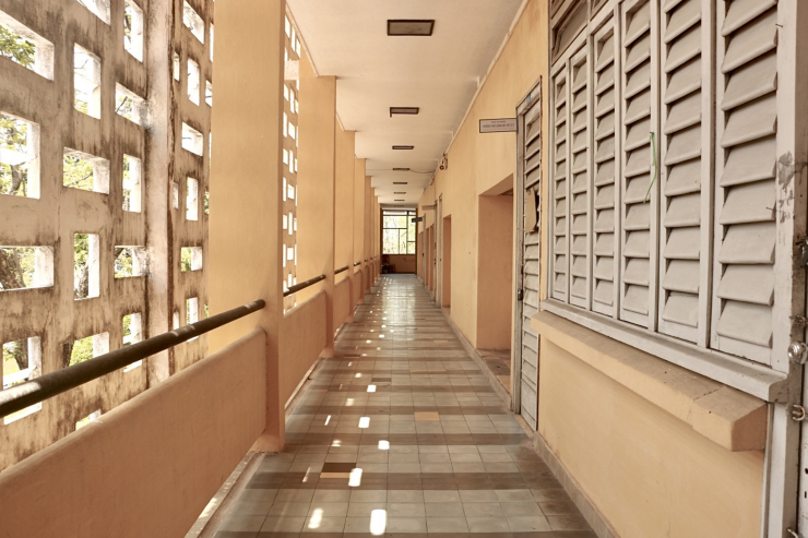 Trải qua hơn 6 thập kỉ, dường như ngôi trường được nhuộm bởi màu thời gian, hiện lên nét đẹp của những kiến trúc hiện đại thời xưa. Dãy hành lang nổi bật bởi những ô gạch khi nắng chiếu vào, tạo nên hiệu ứng đẹp mắt mỗi lúc chiều về. (Ảnh: Thiên Chương)