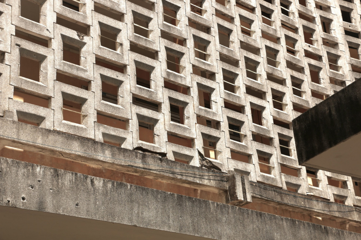 Những bức tường được thiết kế thành những khung hình vuông ghép lại, cộng hưởng ánh nắng xuyên qua tạo ra ấn tượng đặc biệt. (Ảnh: Thiên Chương)