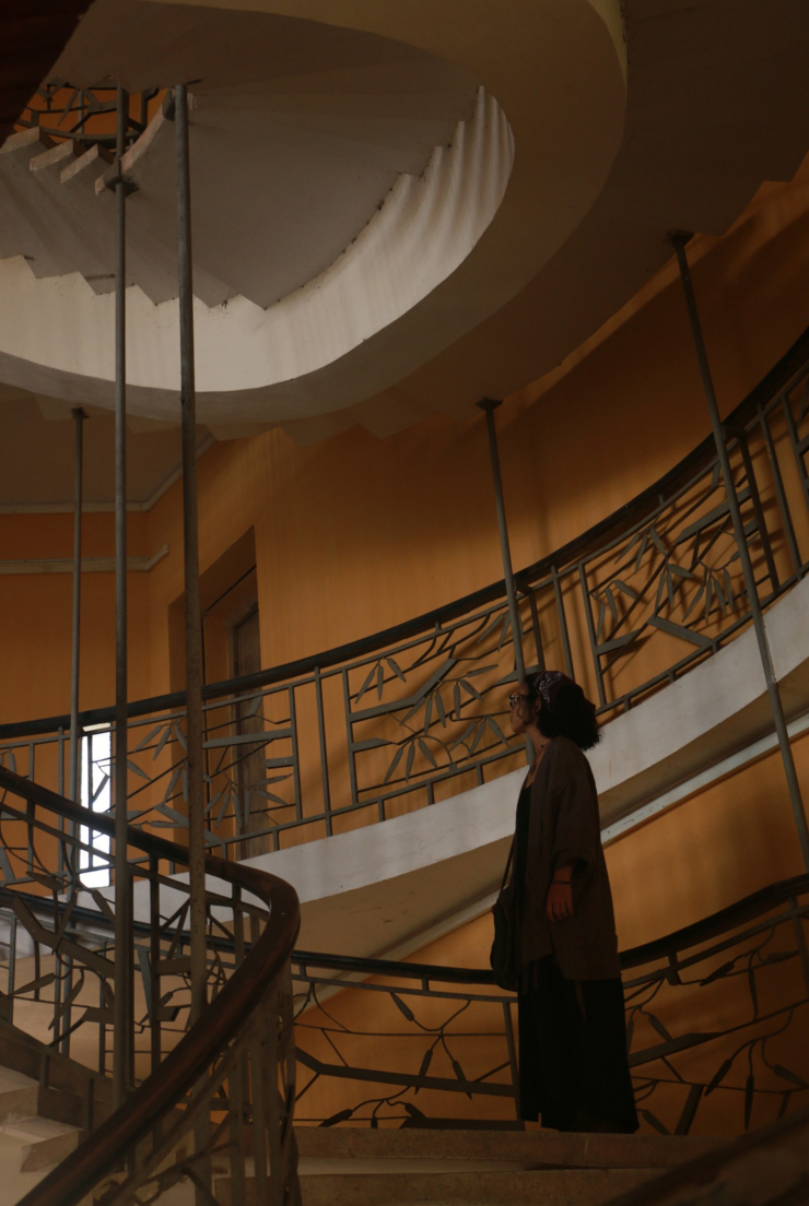 Cầu thang xoắn, dãy hành lang, bức tường vàng, khuôn viên xanh,… là những tọa độ sống ảo được giới trẻ lựa chọn hàng đầu khi tới đây. (Ảnh: Thiên Chương)