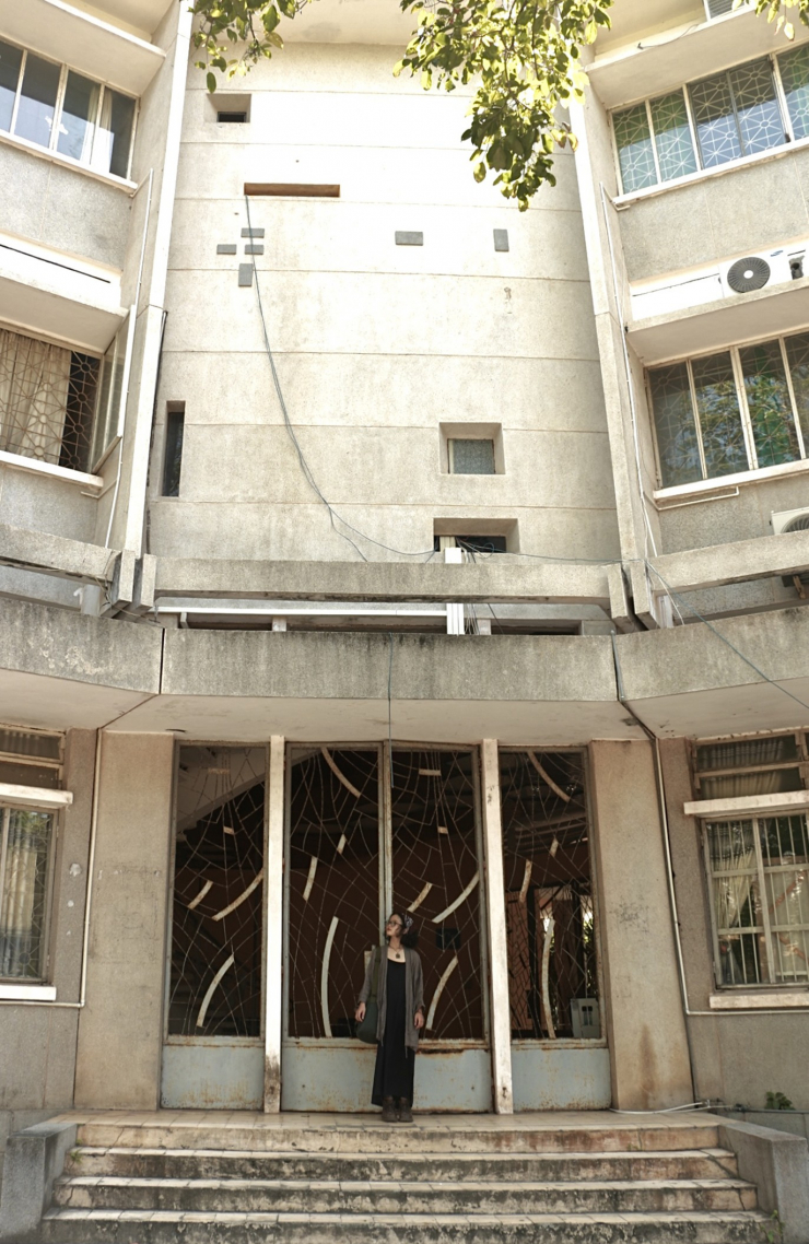 Đây cũng là điểm check-in siêu hot đối với các bạn trẻ từ sức ảnh hưởng của phim "Mắt biếc". Đứng bên hành lang hay bước đi trên cầu thang xoắn cũng có thể giúp cho bạn có những bức ảnh lung linh, một địa điểm du lịch mới nhưng lại đầy thú vị tại Huế. (Ảnh: Thiên Chương)