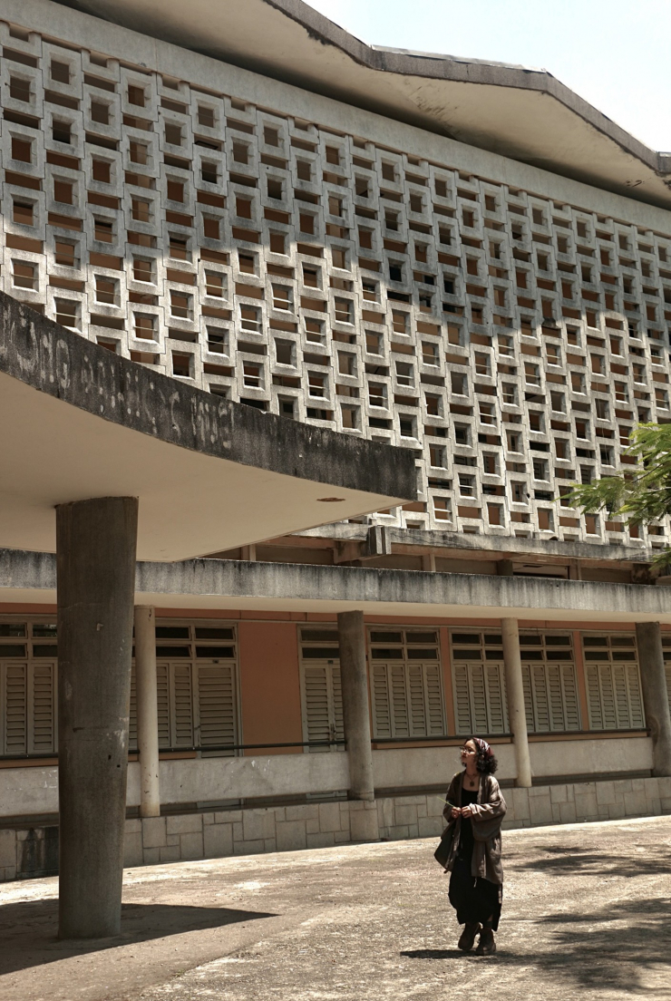 Mang nét đẹp đặc trưng của xứ Huế, ngôi trường sở hữu khung cảnh cổ kính từ kiến trúc tòa nhà tới khuôn viên. Chính nhờ điều này, Trường Đại học Sư phạm Huế thu hút các bạn trẻ quan tâm, hứng thú đến kiến trúc hiện đại. (Ảnh: Thiên Chương)