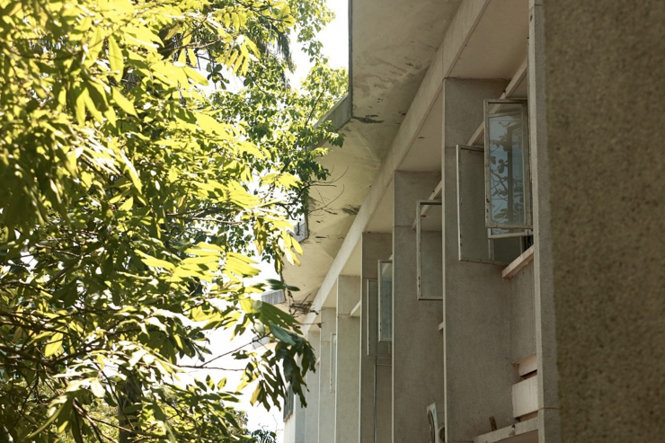 Bên cạnh những địa điểm quen thuộc đầy nét cố kính và lịch sử như Kinh thành Huế, cầu Trường Tiền,… Đại học Sư phạm đang trở thành một điểm đến thú vị, không chỉ cho du khách mà còn để lại ấn tượng đặc biệt đối với những người có đam mê về lối kiến trúc hiện đại. (Ảnh: Thiên Chương)