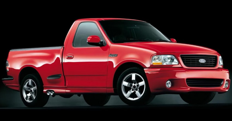 Ford F-150 SVT Lightning 2001-2004 tăng tốc từ 0-100 km/h trong 5,2 giây. Ảnh: Hotcar.