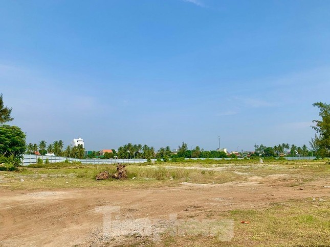 Nằm ở vị trí đắc địa, dự án Khu du lịch biển Mỹ Khê do Công ty Cổ phần Mỹ Khê Việt Nam làm chủ đầu tư, được khởi công tháng 3/2010, với diện tích 23,5 ha, tổng mức đầu tư 824 tỷ đồng. Ảnh: NN.