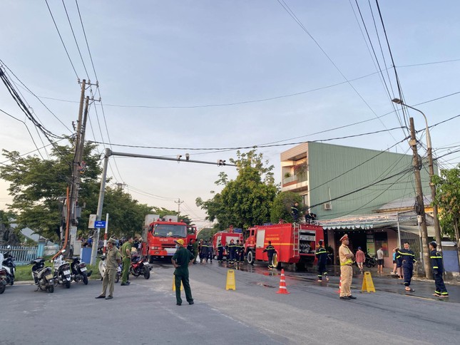 Công an bảo vệ hiện trường, điều tra nguyên nhân vụ cháy.