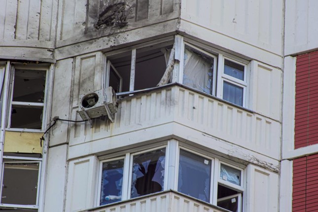 Một tòa nhà bị hư hại sau cuộc tấn công nhằm vào Mátxcơva. Ảnh: AP