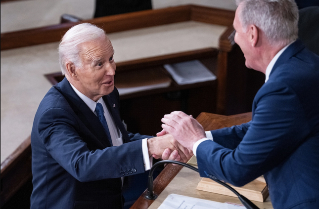 Tổng thống Joe Biden và Chủ tịch Hạ viện Kevin McCarthy đạt được thỏa thuận sơ bộ nâng mức trần nợ.