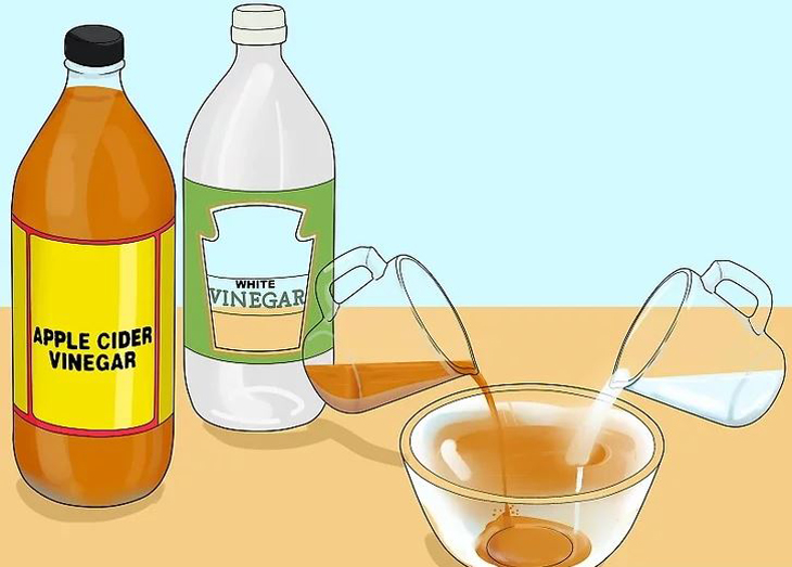 Pha hỗn hợp giấm táo, đường, nước.