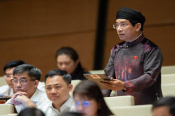 Tin tức trong ngày - Đại biểu Nguyễn Văn Cảnh đề nghị được mặc áo dài ngũ thân khi họp Quốc hội, chào cờ