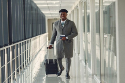 Đàn ông - Chuyên gia du lịch tiết lộ những gì bạn không bao giờ nên mặc trên máy bay