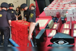 Kinh doanh - Xôn xao ô tô chở hơn 32 tỷ đồng có đội vệ sĩ tháp tùng từ ngân hàng về nhà