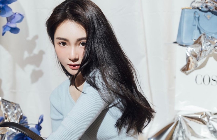 Trong những tấm hình đăng tải lên trang cá nhân, Jenn Lee được dân mạng nhận xét có gương mặt xinh đẹp và thần thái giống như một mỹ nhân Cbiz. 