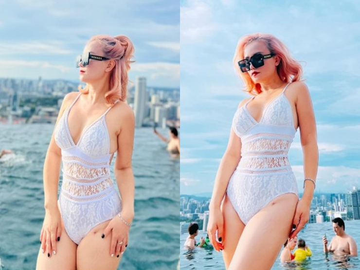Hoàng Yến thu hút khi diện bikini một mảnh màu trắng, thiết kế vải ren xuyên thấu phần eo giúp cô trông gợi cảm hơn.