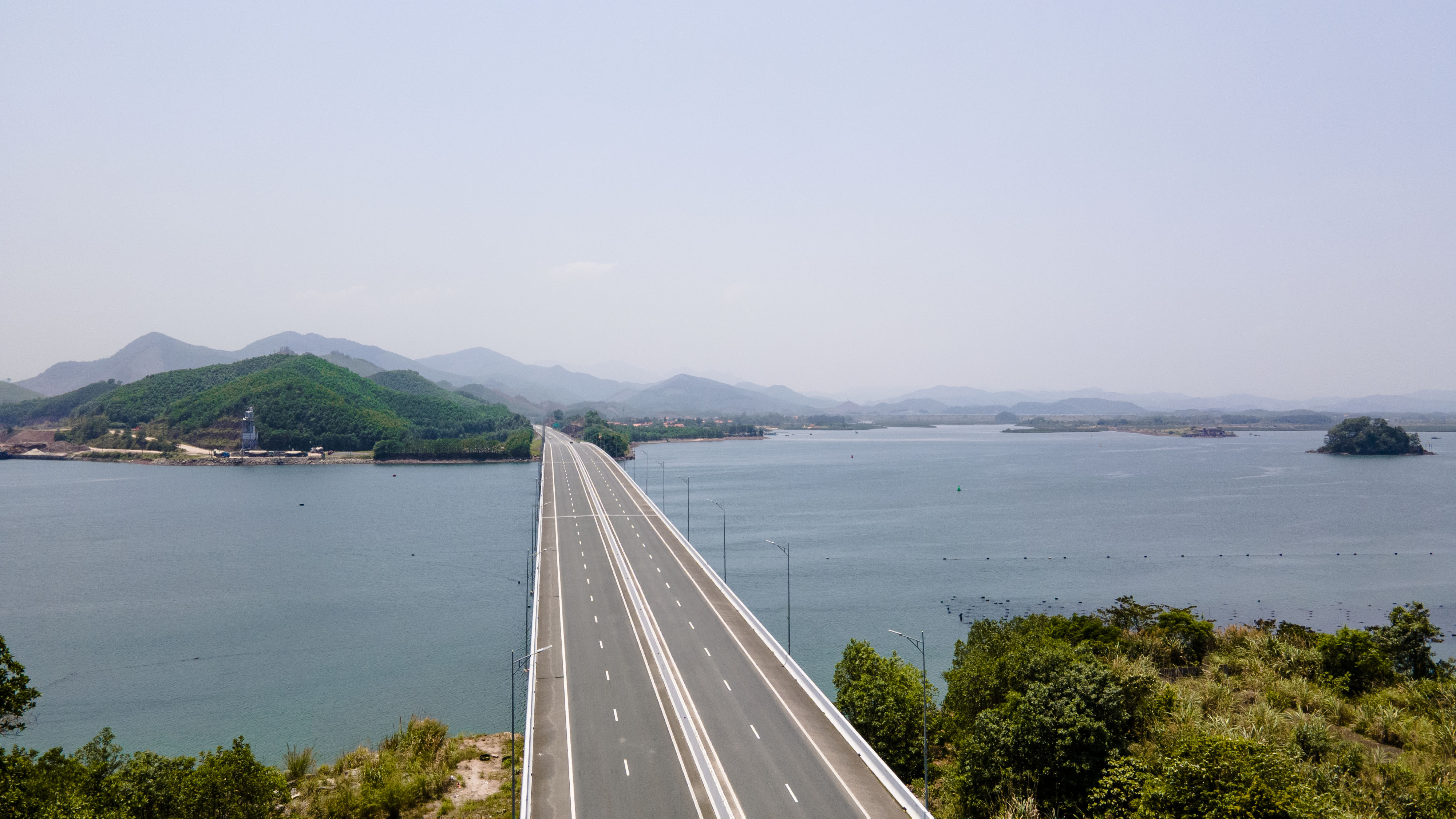 Dài gần 60km, cao tốc Hạ Long - Vân Đồn là tuyến cao tốc chiến lược của tỉnh Quảng Ninh tạo thành tuyến cao tốc xuyên suốt Từ Hạ Long đi huyện Vân Đồn và TP.Móng Cái.