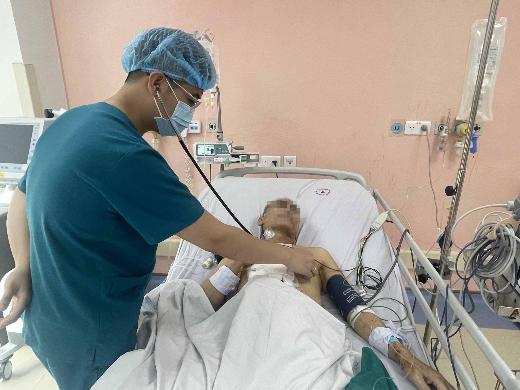 Bác sĩ thăm khám cho bệnh nhân. 