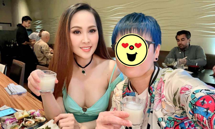 Từ một kiểu váy, Minh Thư có nhiều lựa chọn với sắc màu, độ ôm cơ thể hay độ ngắn dài của trang phục. Cô mặc trong ứng dụng đời thường, mặc khi đi biểu diễn hoặc trong nhiều không gian khác nhau... đều phù hợp.