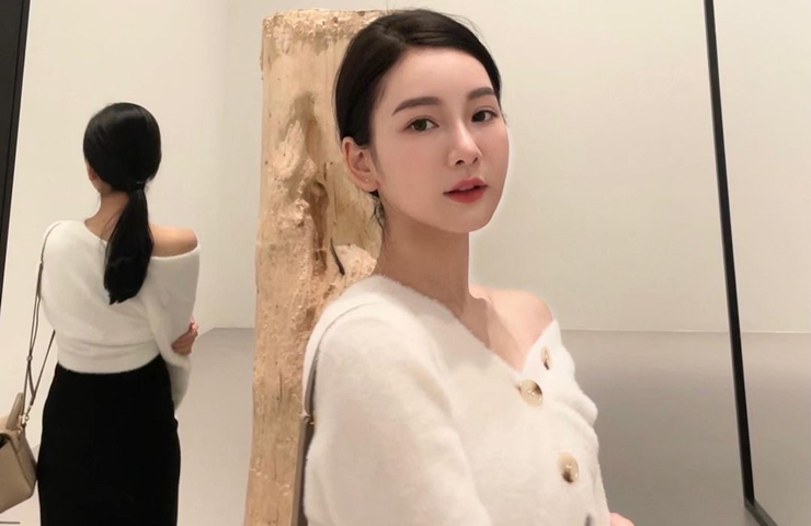 Jenn Lee cho hay vì có anh trai làm bác sĩ da liễu, cô được chăm sóc da cẩn thận từ bé, với những sản phẩm phù hợp. 