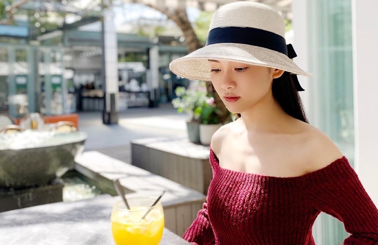 Bên cạnh đó, người đẹp này còn yêu thích vận động, chơi các môn thể thao như lướt sóng, bơi lội, cưỡi ngựa.