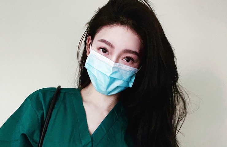 Trong những tấm hình đăng tải lên trang cá nhân, dù đeo khẩu trang che kín mặt, Jenn Lee cũng thu hút hàng trăm nghìn lượt yêu thích.