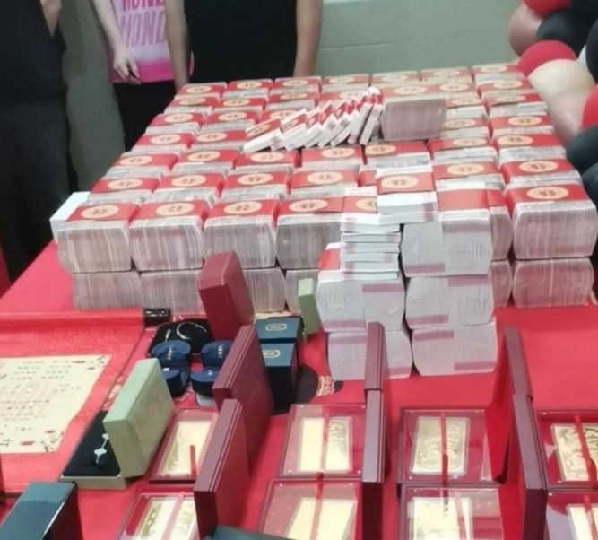 Xôn xao ô tô chở hơn 32 tỷ đồng có đội vệ sĩ tháp tùng từ ngân hàng về nhà - 2