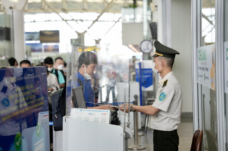 Hành khách làm thủ tục tại điểm kiểm tra an ninh hàng không (vị trí kiểm tra giấy tờ đi máy bay) sân bay Nội Bài. Ảnh: Phan Công