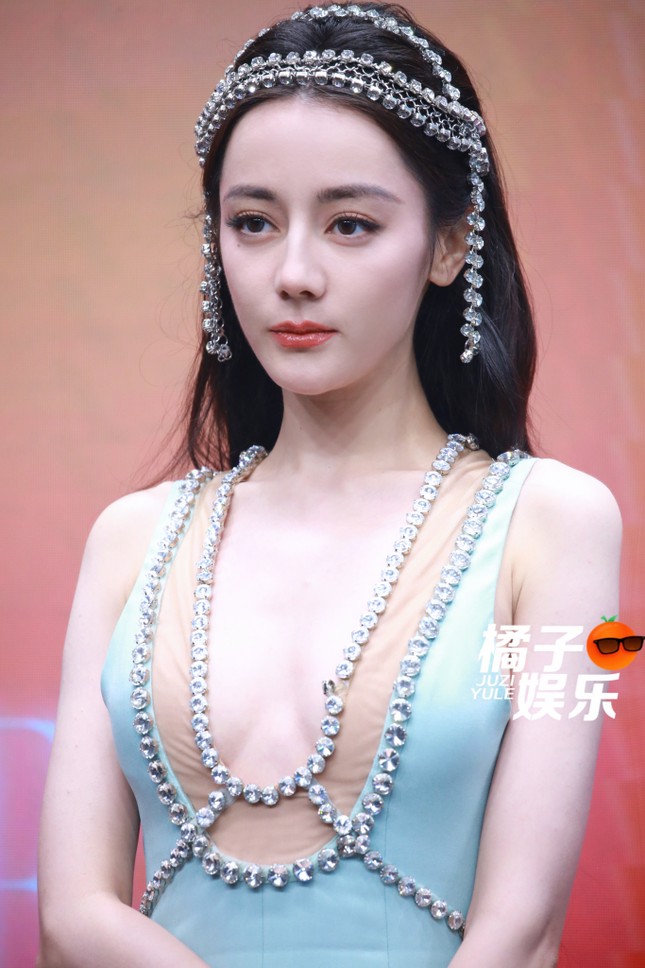 Địch Lệ Nhiệt Ba bị chê khi mặc hở bạo - 4