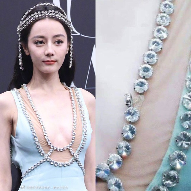 Địch Lệ Nhiệt Ba bị chê khi mặc hở bạo - 3