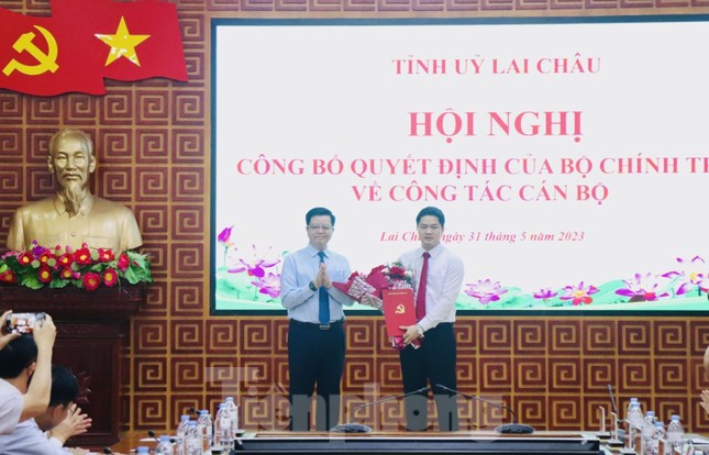 Ông Mai Văn Chính - Ủy viên Ban Chấp hành Trung ương Đảng, Phó Trưởng Ban Thường trực Ban Tổ chức Trung ương - trao quyết định Phó Bí thư Tỉnh ủy Lai Châu cho ông Vũ Mạnh Hà.