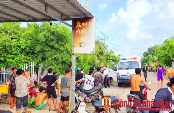 Đông đảo người dân hiếu kì, tập trung trước khu vực nhà trọ của Văn Thế Sự khi lực lượng làm nhiệm vụ khám xét nơi ở của đối tượng.