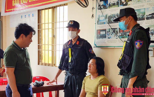 Thượng tá Lê Vinh Tùng, Phó trưởng Phòng Trọng án - Cục Cảnh sát hình sự Bộ Công an trực tiếp khai thác thông tin, lấy lời khai đối tượng Văn Thế Sự.