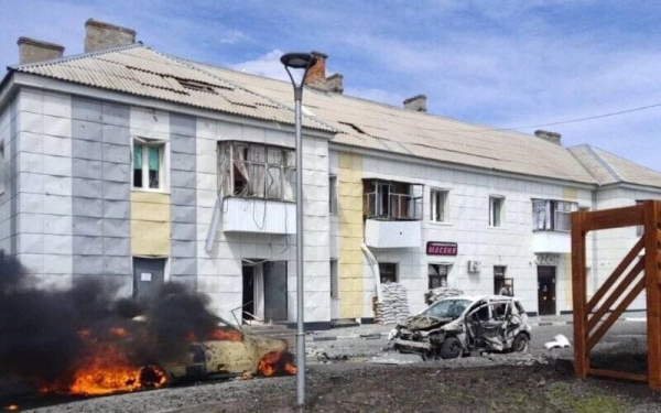 Ô tô bốc cháy ở Belgorod sau một đợt pháo kích. Ảnh: ITN