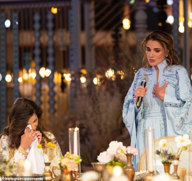 Hoàng hậu Rania của Jordan phát biểu khiến cô dâu rơi nước mắt. Ảnh: Instagram
