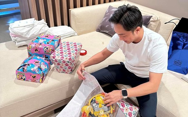 Cường Đô La mua quà và tự tay gói để tặng các con - Nguồn: FBNV.